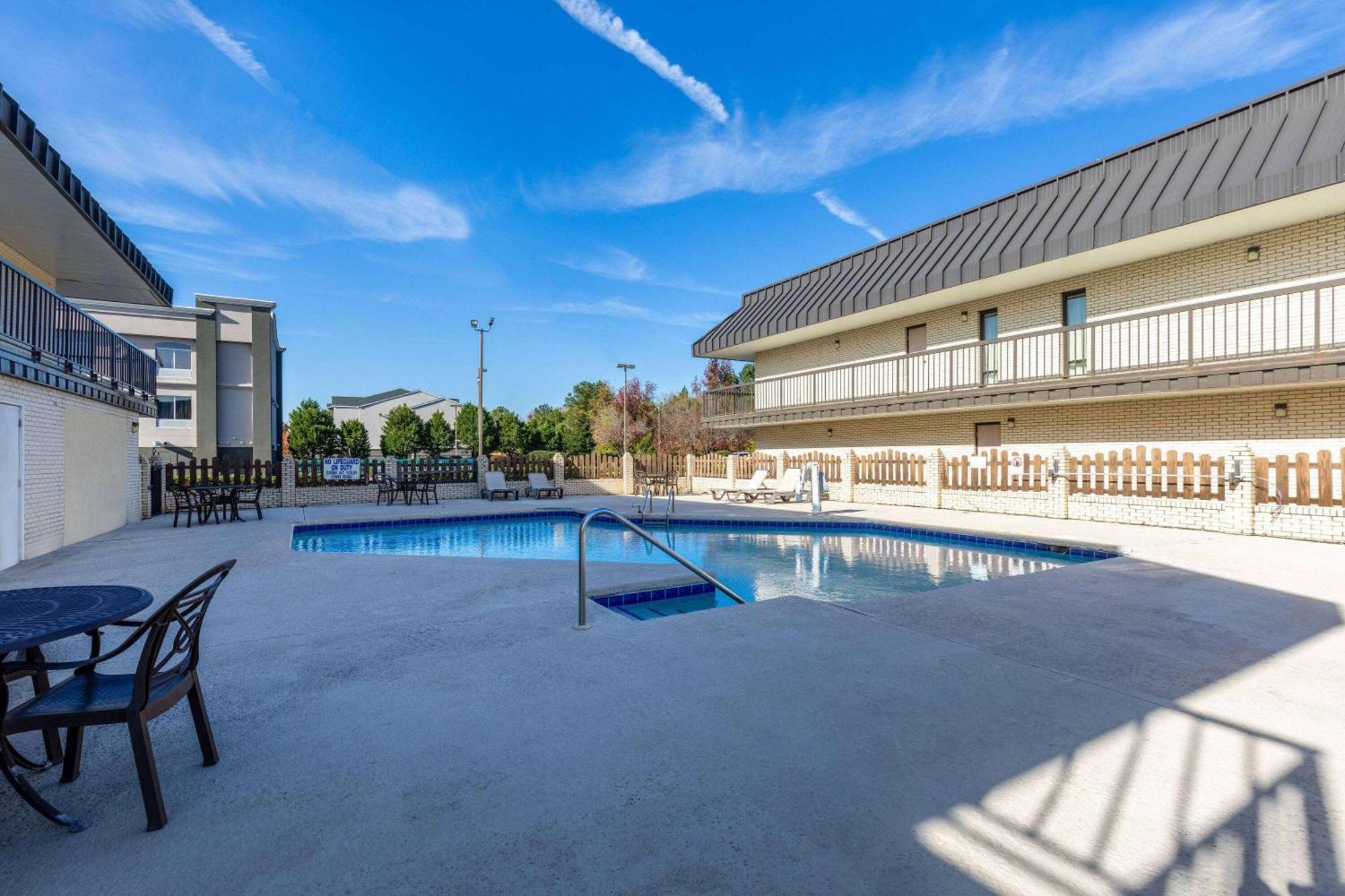 Days Inn By Wyndham Florence/I-95 North Екстер'єр фото
