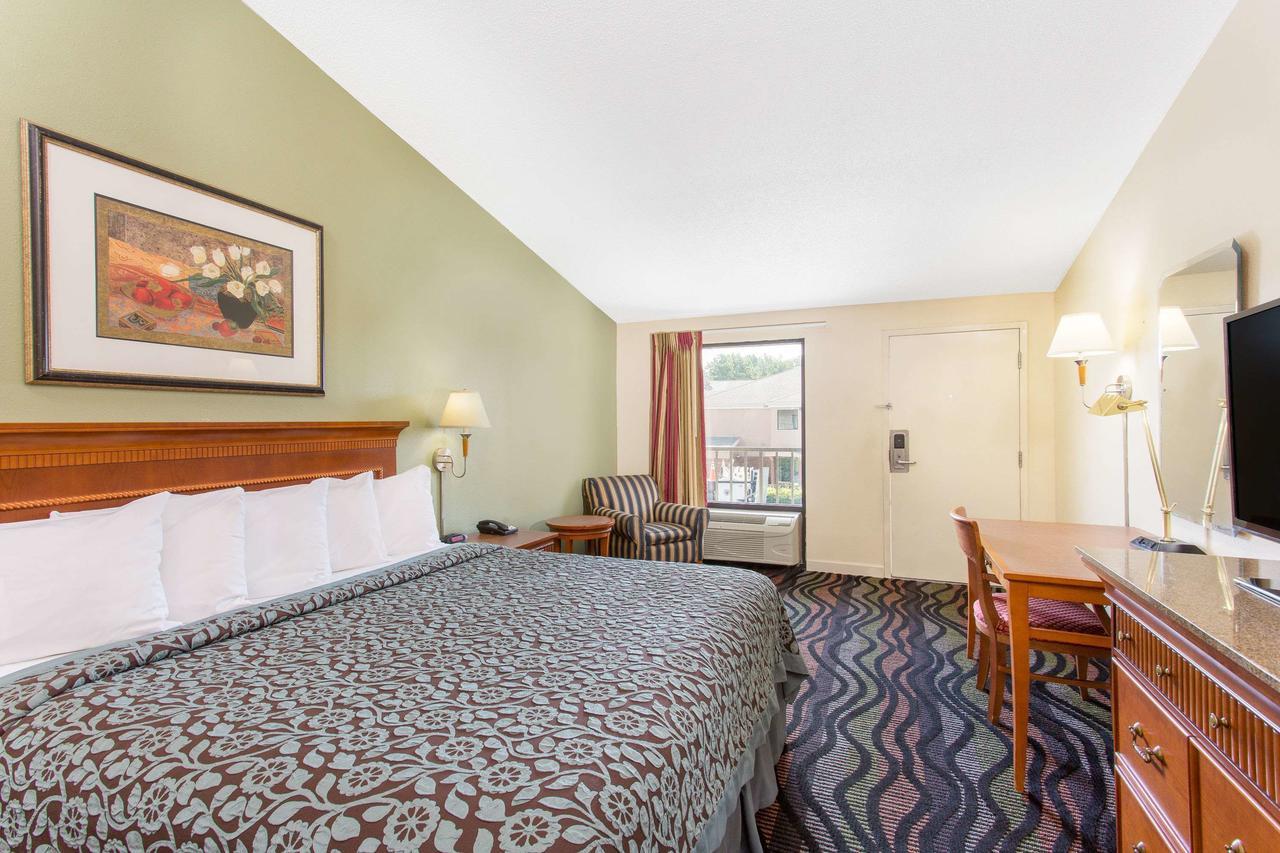 Days Inn By Wyndham Florence/I-95 North Екстер'єр фото